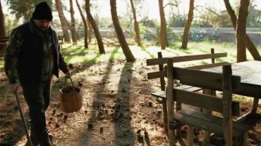 Doğada Mantar Avı Yapan Adam 