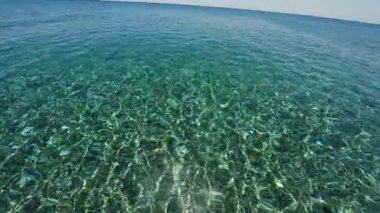 Sakin denize dalan bir adamın görüntüsü..