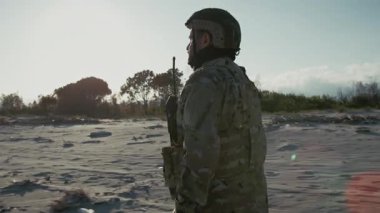 Deniz kenarında Askeri Operasyon Yapan Asker
