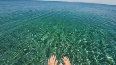 Sakin denize dalan bir adamın görüntüsü..