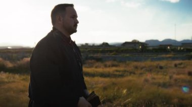 Güneşli bir günde Doğadaki Rahip 