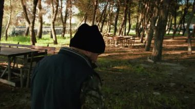 Doğada Mantar Avı Yapan Adam 