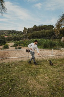 Çiftliğindeki Toprağı Temizleyen Adam .