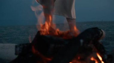 Mavi saatte sahilde şenlik ateşi