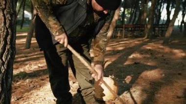 Doğada Mantar Avı Yapan Adam 