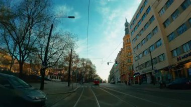 Güneşli bir günde Prag Sokakları .