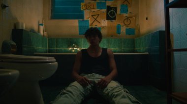 Kayıp ve Bunalımlı Adam Dairesinde Banyo . 