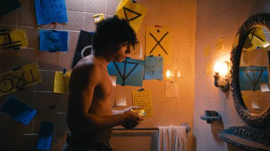 Tuvalet notlarında mantık bulmaya çalışan bir adam deliriyor.. 