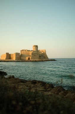 Denizin ortasında ortaçağ kalesi. Yüksek kalite fotoğraf