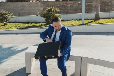 Güneşli bir günde takım elbisesiyle kendinden emin bir iş adamı..