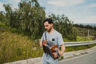 Doğada Akordiyon Çalan Adam.