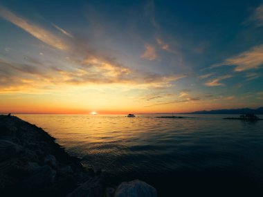 Uçurumun Kayalıkları Güzel Günbatımına Karşı . 