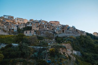 Güney İtalya 'da bir dağın üzerine kurulmuş bir köy