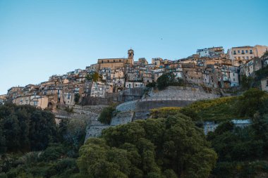 Güney İtalya 'da bir dağın üzerine kurulmuş bir köy