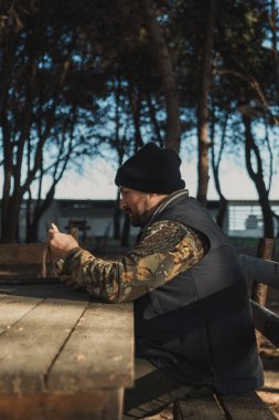 Doğadaki adam dinleniyor ve dinleniyor. . 