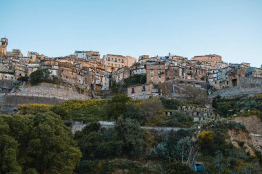 Güney İtalya 'da bir dağın üzerine kurulmuş bir köy