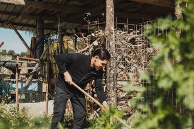 Kırsalda çapalı bir adam. . 