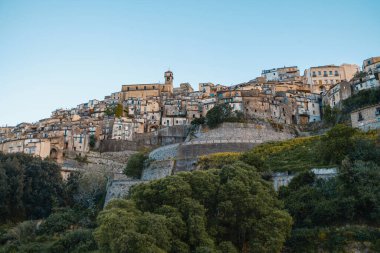 Güney İtalya 'da bir dağın üzerine kurulmuş bir köy