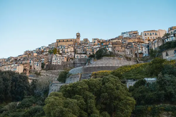 Güney İtalya 'da bir dağın üzerine kurulmuş bir köy