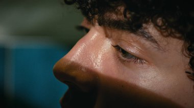 Genç bir adamın kederli gözlerindeki ışık. 