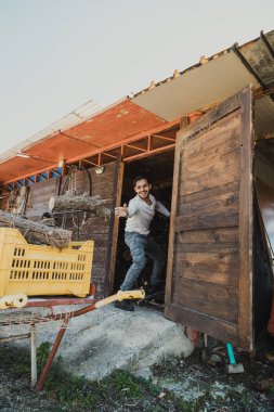 Çocuk kütükleri kutulara yerleştiriyor.. 