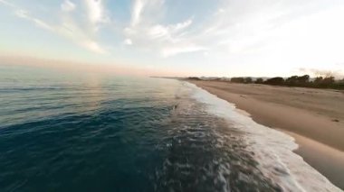 Kuru sahilde deniz suyu. . 