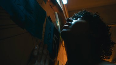 Duvardaki garip şekillere hayran olan adam.. 