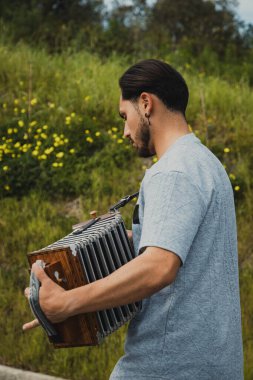 Doğada Akordiyon Çalan Adam.