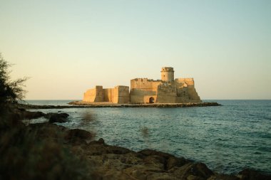 Denize bakan ortaçağ kalesi. Yüksek kalite fotoğraf