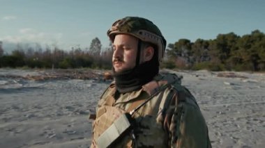 Deniz kenarında Askeri Operasyon Yapan Asker