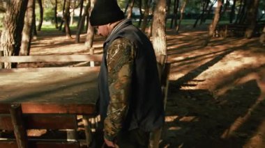 Doğada Mantar Avı Yapan Adam 