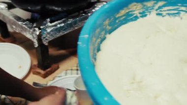 İtalyan Kadın Zeppole Yemekleri İçin Öksürük Hazırlıyor. 