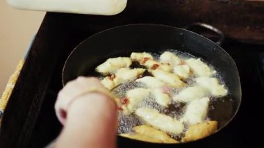 Zeppole Yemek Pişirmek İçin Tencerede Sıcak Yağ . 