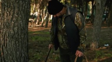 Doğada Mantar Avı Yapan Adam 