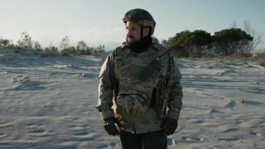 Deniz kenarında Askeri Operasyon Yapan Asker