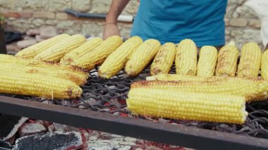 Dışarıdaki ızgarada Adam Pişirme Taksisi. 