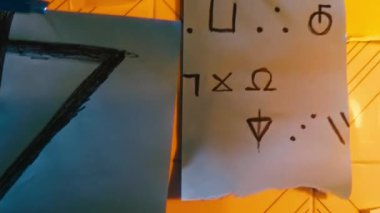 Duvardaki Şekiller ve Notlar Hızlı Hareket . 