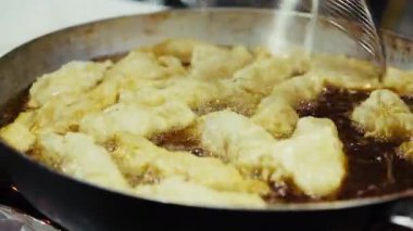 Zeppole Aşçılık ve Altın Rengi Kazanma.