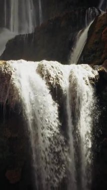 Güneşli bir günde Fas 'ta Şelale.