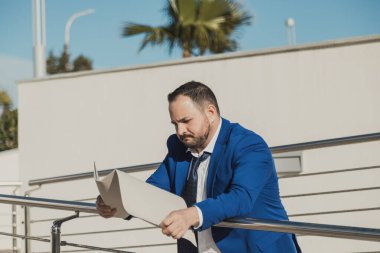 Güneşli bir günde takım elbisesiyle kendinden emin bir iş adamı..