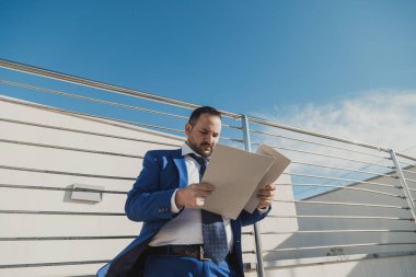 Güneşli bir günde takım elbisesiyle kendinden emin bir iş adamı..