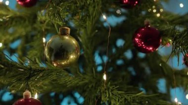 Süsler ile Noel köknar ağacı.