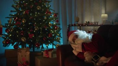 Noel Baba TV ışıkları açıkken uyuyor.. 