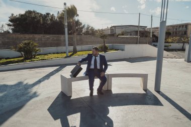 Güneşli bir günde takım elbisesiyle kendinden emin bir iş adamı..