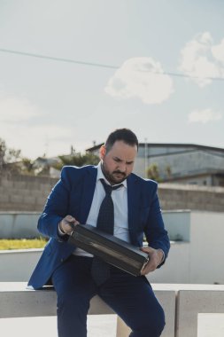 Güneşli bir günde takım elbisesiyle kendinden emin bir iş adamı..