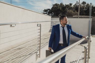 Güneşli bir günde takım elbisesiyle kendinden emin bir iş adamı..