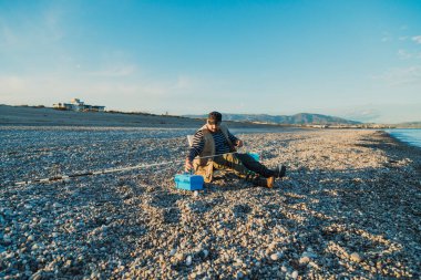 Denizde güneşli bir günde balık tutan adam 