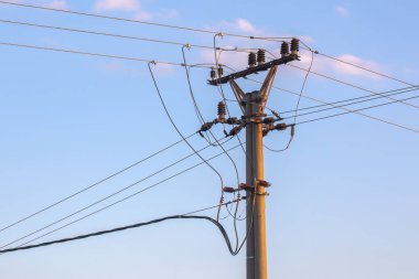 Elektrik ağının parçalandığı beton bir sütun..