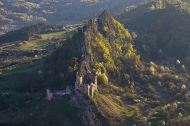 Beyaz Karpat dağındaki Lednica Kalesi 'nin kalıntıları..