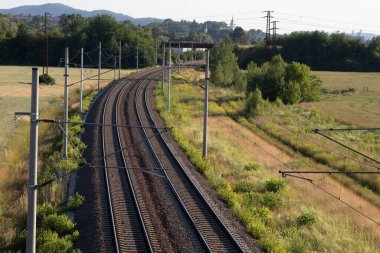 Kırsal kesimden geçen çift kanallı elektrikli demiryolu hattı..